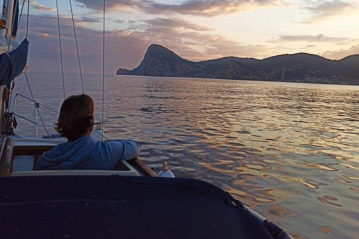 Private Sunset Sailing Experience de Cala Galdana