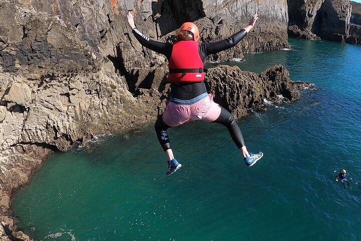 Tenby Coasteering Aventura com guias especializados