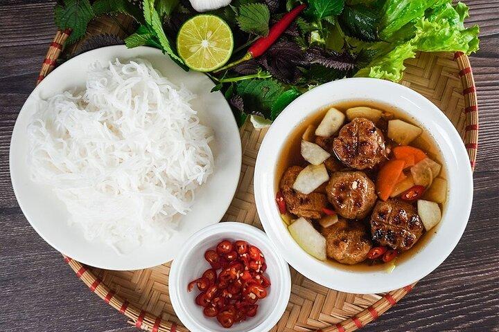 Hanoi Street Food Tour Prueba 6 platos y bebidas locales