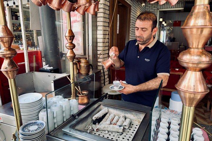 フェリーで巡るイスタンブールのヨーロッパとアジアのトルコの味