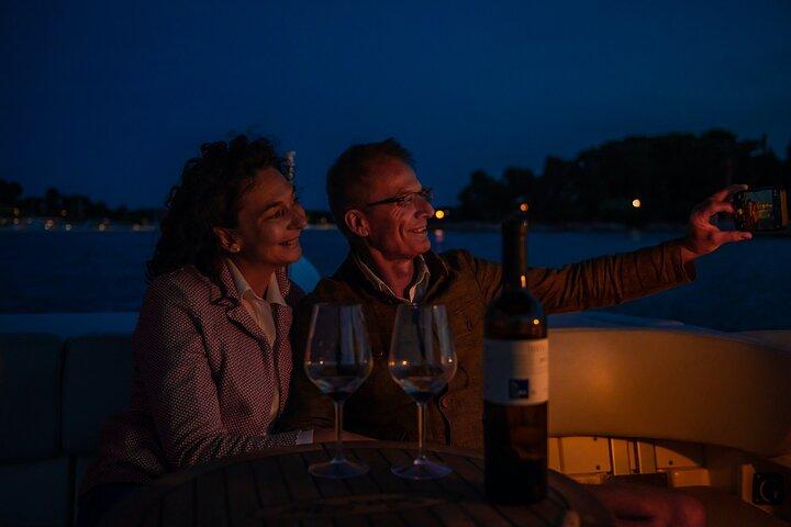 Private nächtliche Luxus-Schnellboottour durch Rovinj mit Wein