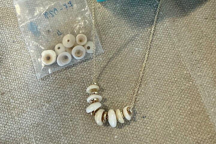 Maui Jewelry Making Class con conchiglie e perle Puka