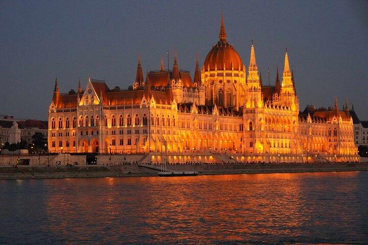 Budapest : Nachtkreuzfahrt mit garantierten Rooftop Seating & BYOB