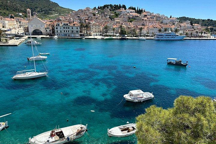 Excursion en bateau à la grotte bleue et à Hvar : petit groupe depuis Split ou Brac