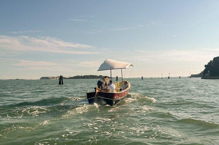 Pôr do sol em um barco típico em Veneza