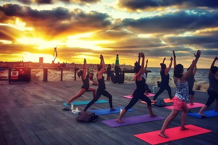 Yoga y meditación al atardecer en Tel Aviv