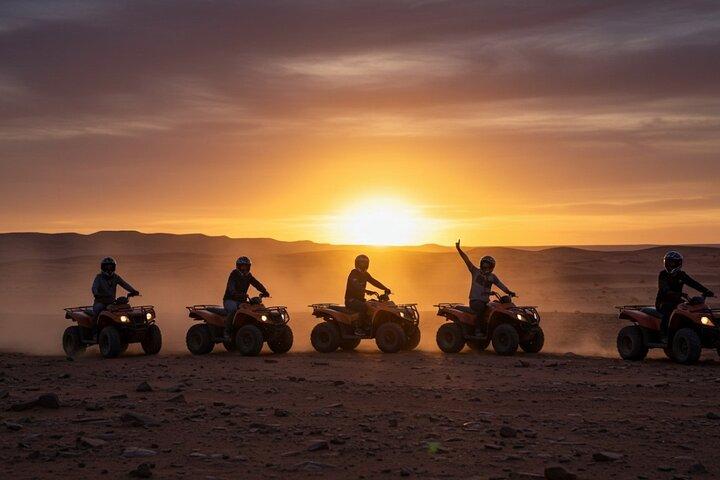 Marrakech Agafay Desert fyrhjuling och kamel rida med middag show