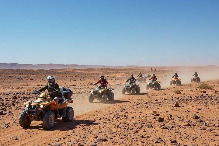 マラケシュ・アガファイ砂漠クワッドバイクとラクダ乗りディナーショー付き