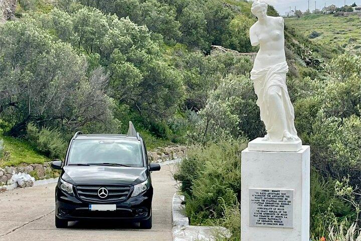 Milos Van Tour com um guia local