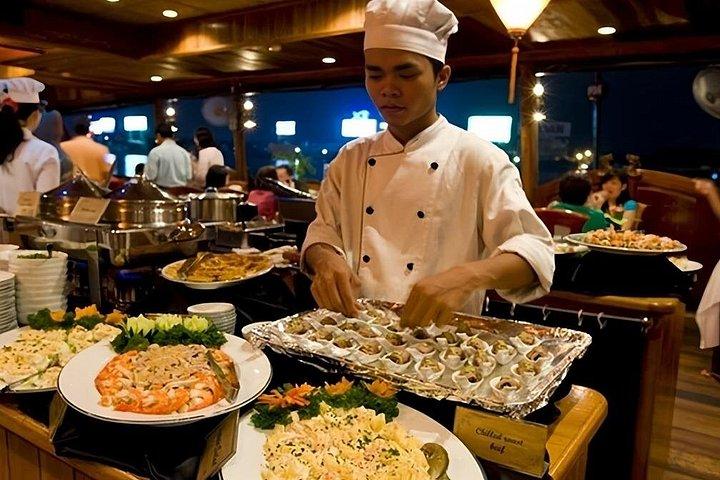 夜景と街灯を眺めながらのロマンチックなサイゴンディナークルーズ