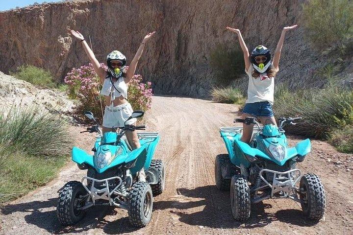 夕暮れのアガファイ砂漠で四輪バイクに乗る