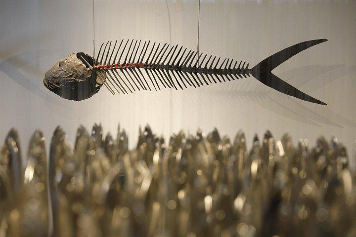 歴史あるサントリーニワイナリーでアートとワインのツアー