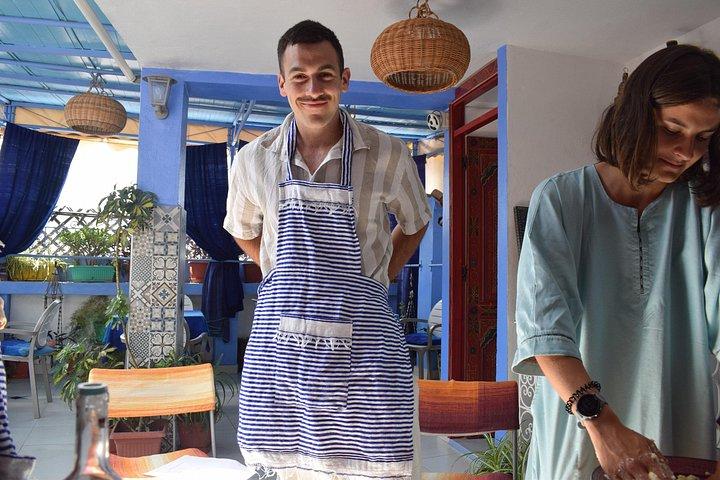 地元の家族とクレーオーブン体験でモロッコパンを焼く