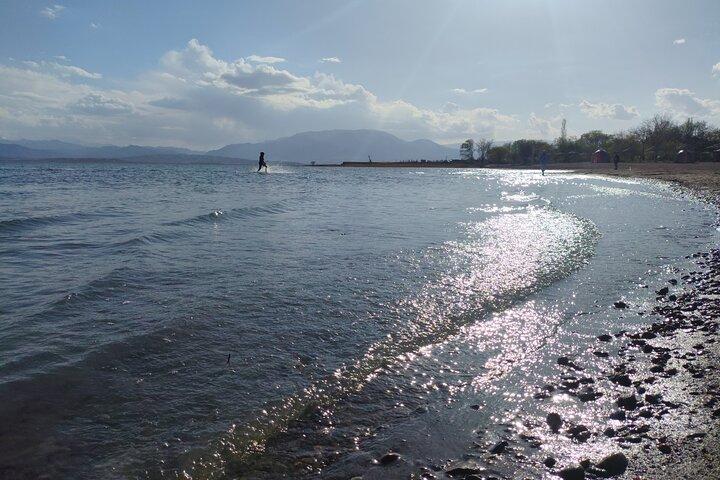 Lago Issyk Kul , canyon Konorchek e antica torre Burana
