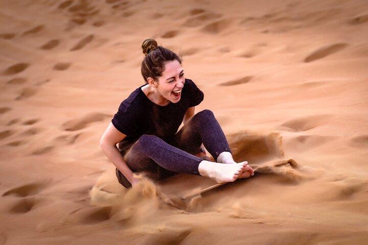Abu Dhabi: Desert Safari med Dune Bashing, Sandboarding & BBQ