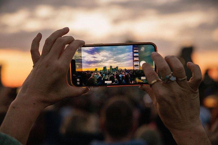 ロンドン発ストーンヘンジ夏至ツアー：日没または日の出