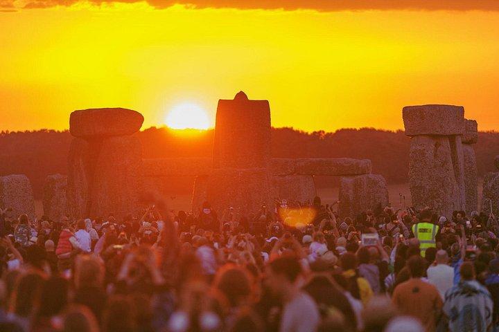 ロンドン発ストーンヘンジ夏至ツアー：日没または日の出
