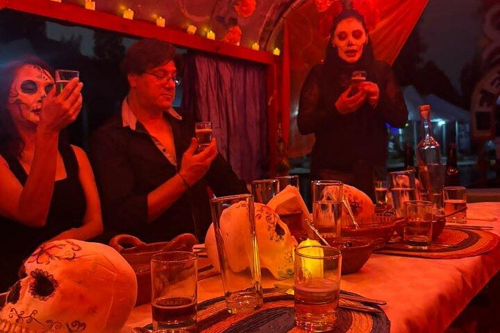 死者の日ソチミルコ夜間ボートツアー（夕食とドリンク付き）