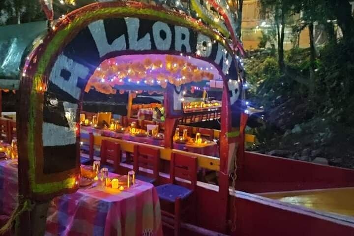 死者の日ソチミルコ夜間ボートツアー（夕食とドリンク付き）