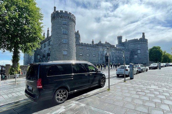 ダブリン発ガイド付きアイルランド8日間プライベートツアー - AMG MPV XL