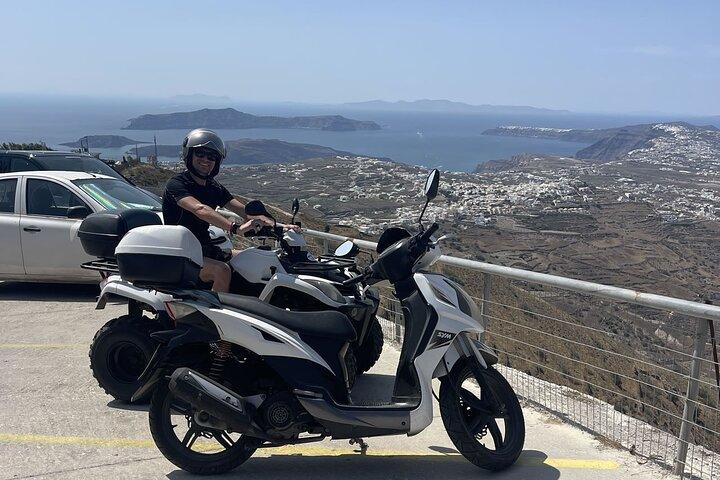 Recorrido en scooter por lo más destacado de Santorini