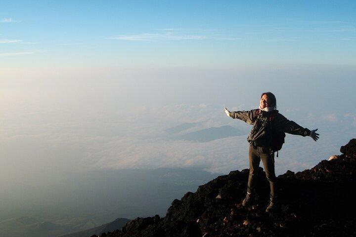 フリーギアで東京から山頂を目指す富士山登山2日間ツアー