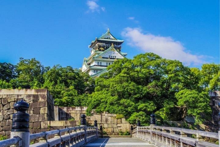 Osaka Highlights Retro Town and Castle Walk