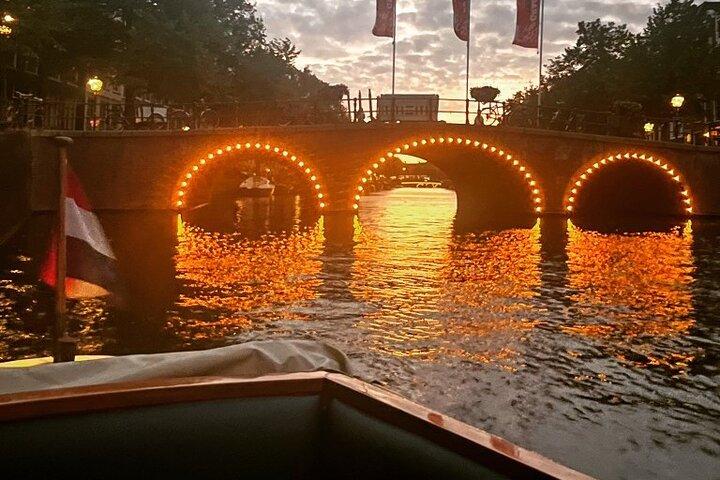 ウェルカムドリンク付きアムステルダムプライベートボートツアー
