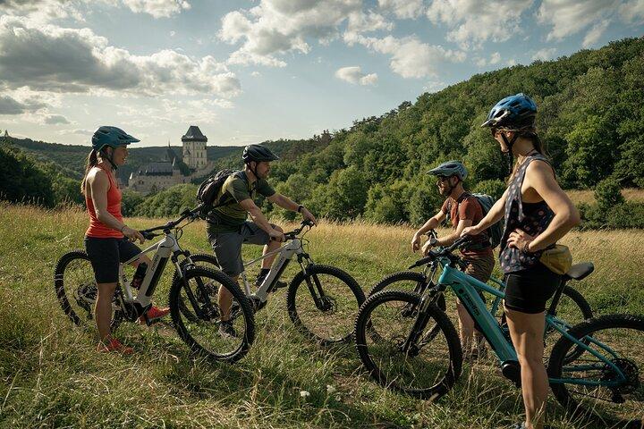 プラハからのE-Bike 1日旅行：強大なKarlstejn Castle