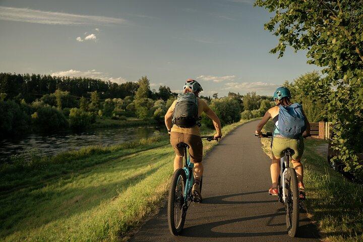 プラハからのE-Bike 1日旅行：強大なKarlstejn Castle
