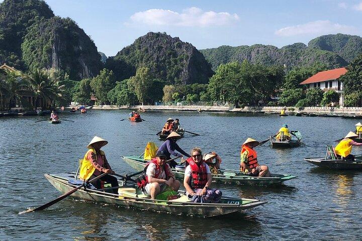 Tour di un giorno di GRUPPO / PRIVATO Visita Incense Village & Tam Coc Boat Trip