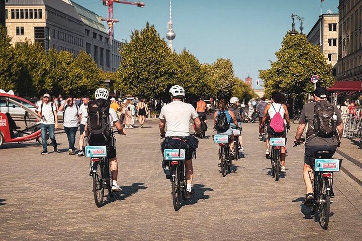 Berlin : School class Bike Tour of the Berlin Wall & Third Reich