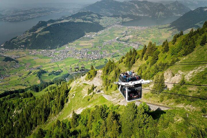 CabriO 's werelds eerste kabelbaanticket met open dak naar de berg Stanserhorn