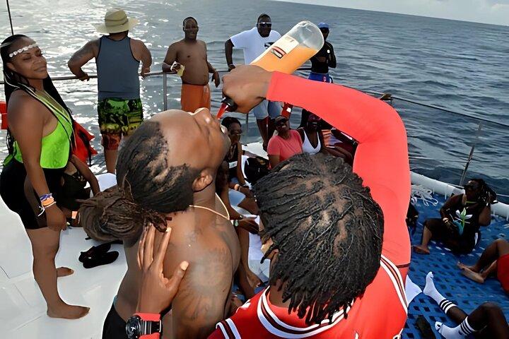 Negril Catamaran Sunset Cruise com snorkeling, bebidas e DJ