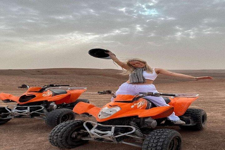 Marrakech: Dîner dans le désert d'Agafay, promenade en chameau et en quad.