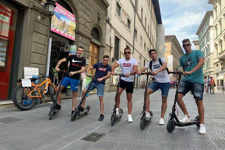 Descubre Florencia en un tour en scooter eléctrico