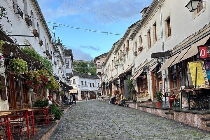 Gjirokaster Tagestour UNESCO Stadtschloss und Steinhäuser