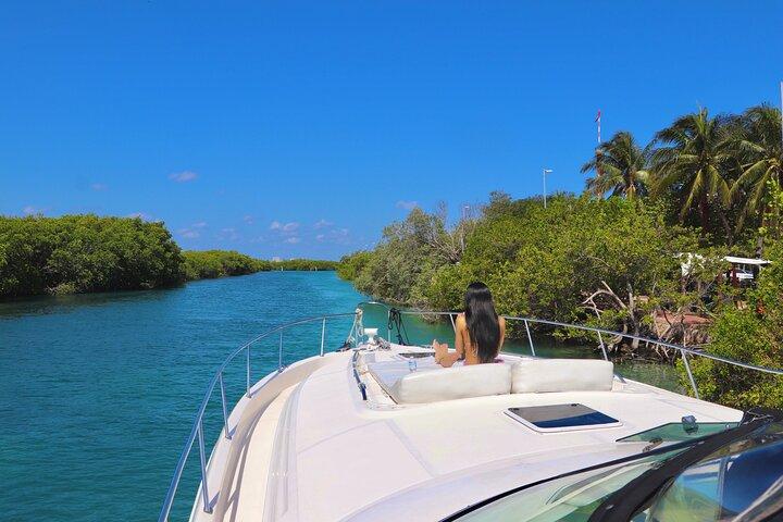 カンクンで15人乗りの48フィートヨットでスタイリッシュにクルーズ