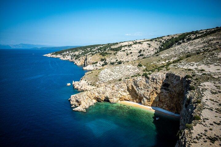 Baie selvagge dell'isola di Krk: Un tour privato in barca di mezza giornata