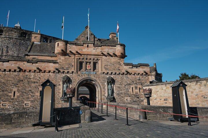 Tour guidato a piedi del Castello di Edimburgo e biglietto per Holyrood Palace