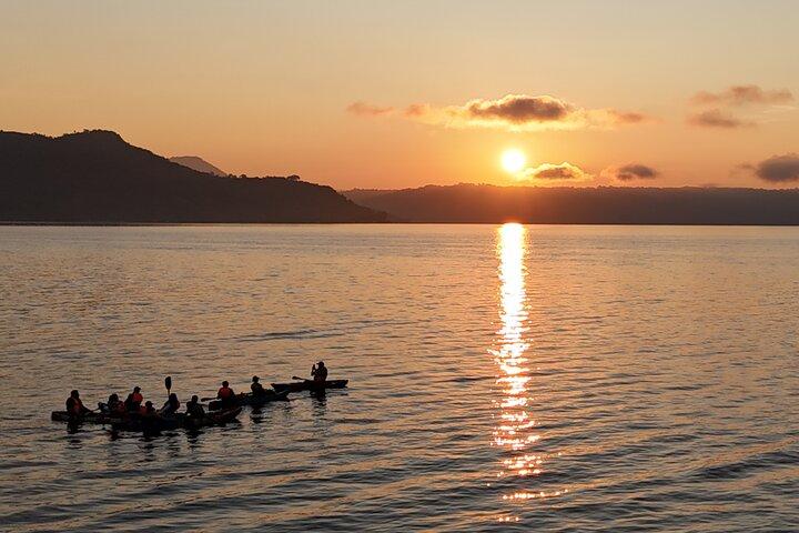 El Salvador Sunrise Kayak Experience en el Lago Ilopango