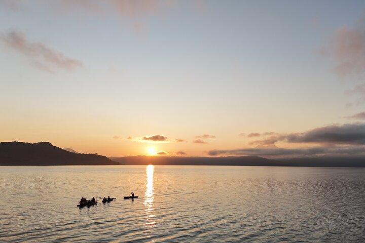 El Salvador Sunrise Kayak Experience en el Lago Ilopango