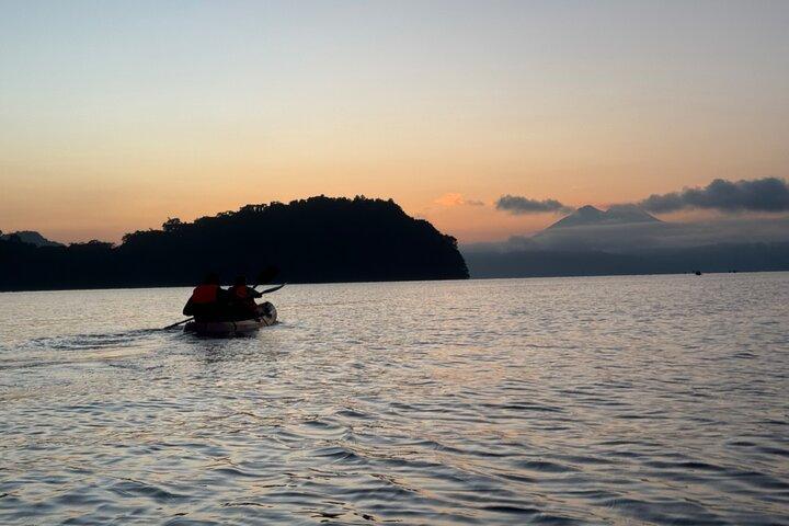 El Salvador Sunrise Kayak Experience en el Lago Ilopango
