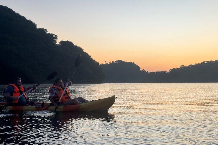 El Salvador Sunrise Kayak Experience en el Lago Ilopango