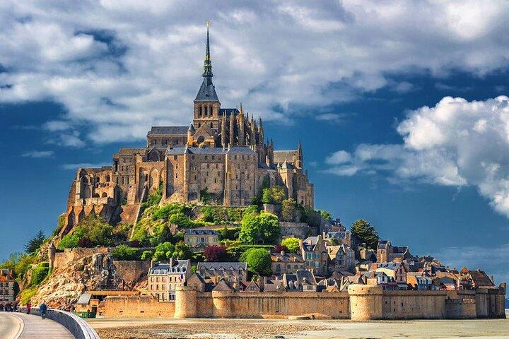 2 Day Private Trip Mont St Michel et 3 Chateaux Loire VAN VIP