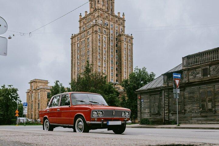 Soviet Riga : Tour en voiture ancienne et expérience de la vie quotidienne