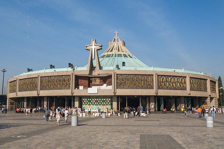 メキシコシティ発：テオティワカンとグアダルーペの聖堂ツアー