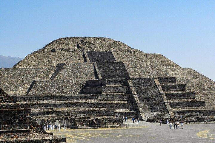 メキシコシティ発：テオティワカンとグアダルーペの聖堂ツアー