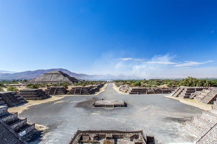 メキシコシティ発：テオティワカンとグアダルーペの聖堂ツアー