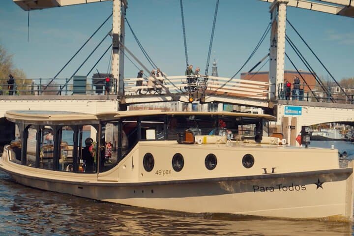 Amsterdam: Luxury Canal Cruise with Historic VR Experience